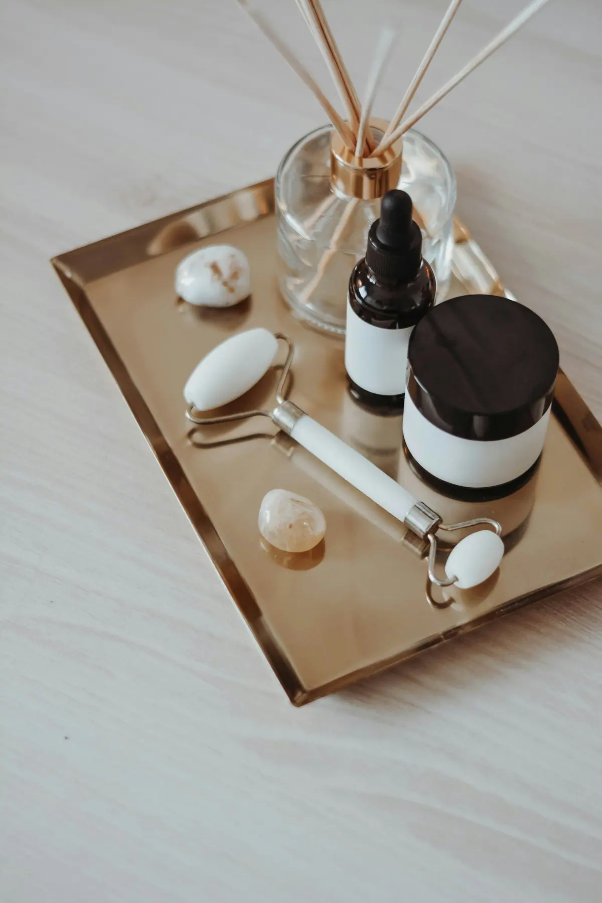 Calm illustration of a mobile beauty appointment setup with droplet and glow accents.